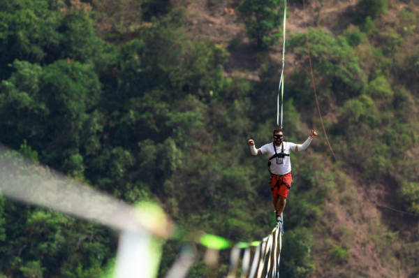 Colombiano rompe récord mundial de slackline en Chicamocha